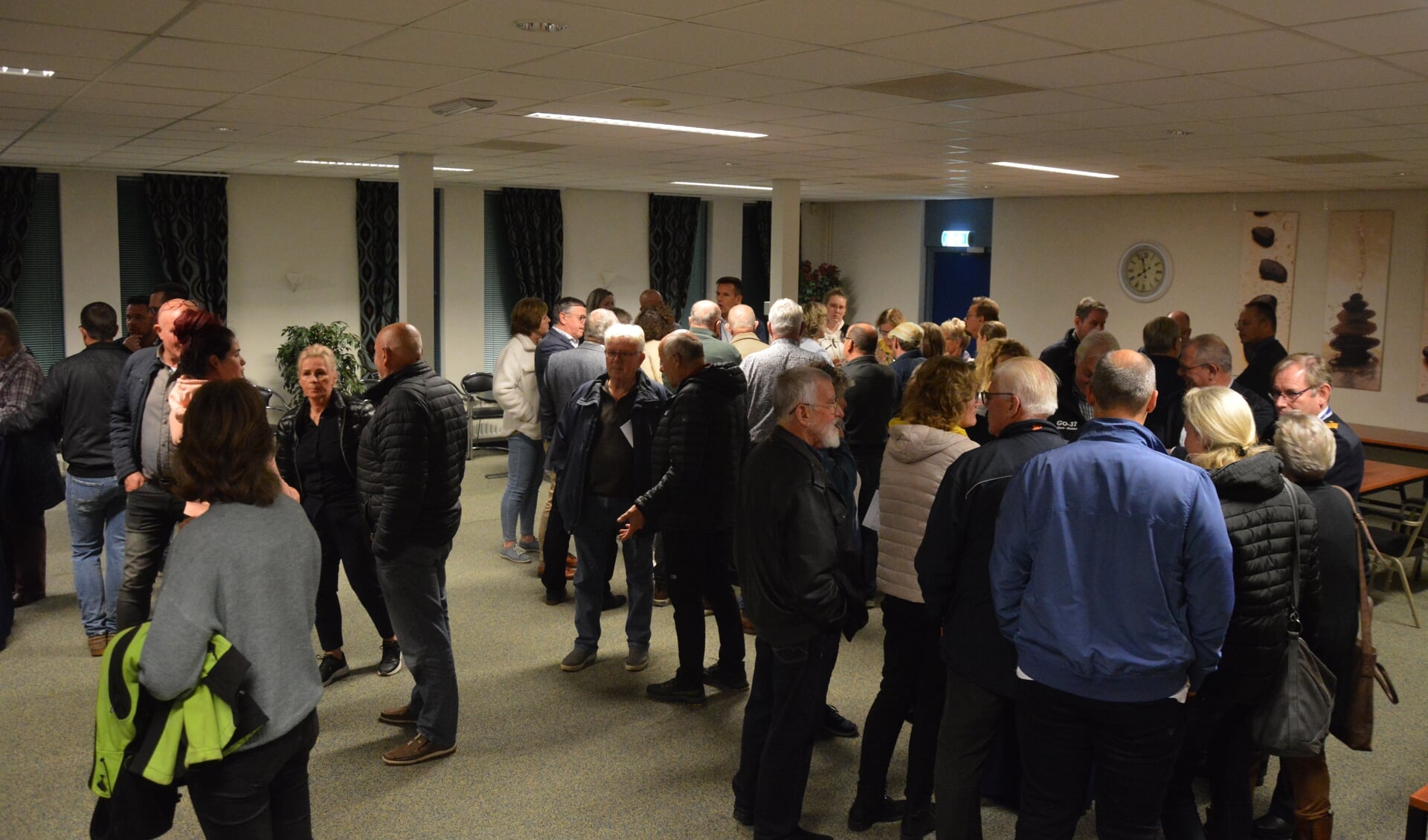 De informatieavond in Stellendam trok flink wat publiek (Foto: Erwin Guijt).