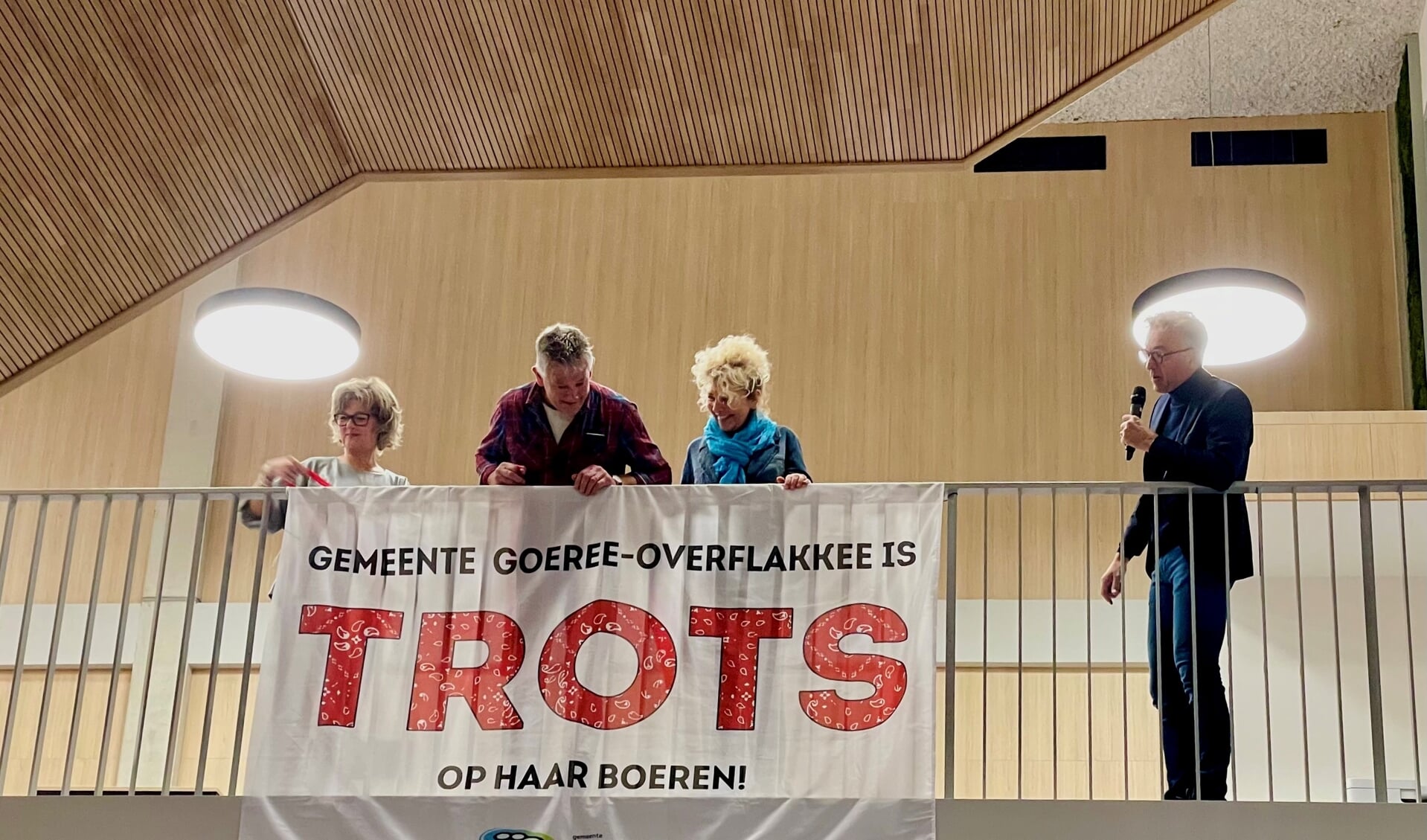 De onthulling van de boerenvlag, van links naar rechts: burgemeester Ada Grootenboer, ondernemers Sjef de Baar en Liesbeth Soldaat, wethouder Henk van Putten. 