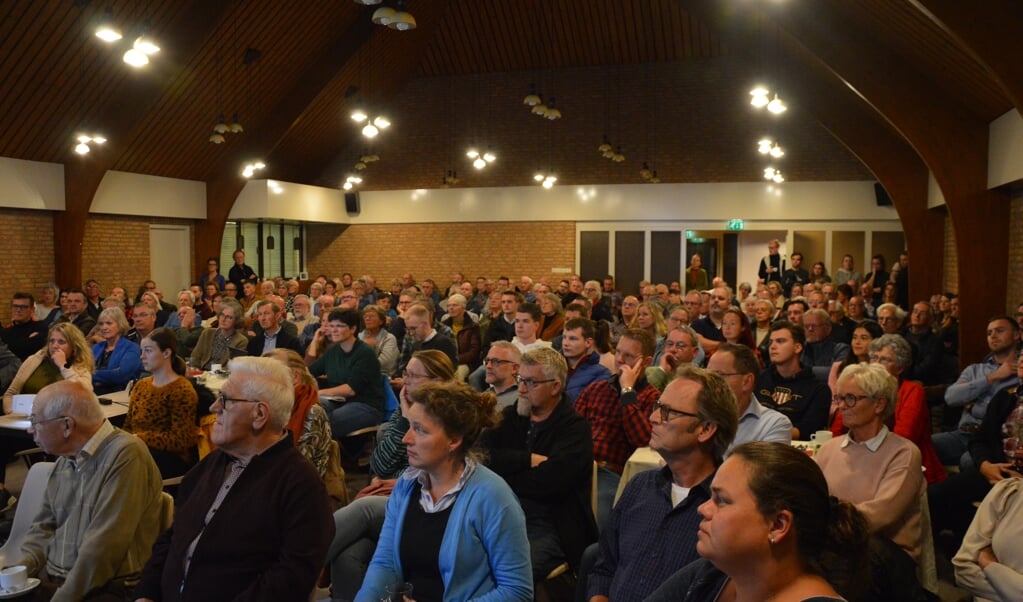 Het was een drukte van belang tijdens de inwonersavond in Nieuwe-Tonge (Foto: Erwin Guijt).