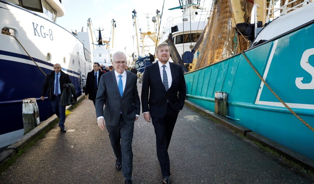Minister Adema en koning Willem-Alexander in de Stellendamse haven (Foto: Wiebe Kiestra).