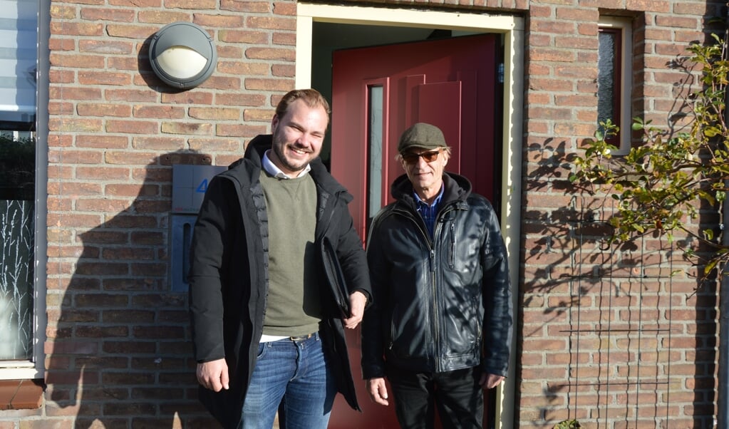 Schouwer Sander Hartwig (links) en woningeigenaar meneer Luiten zijn klaar voor de woningschouw (Foto: Erwin Guijt).