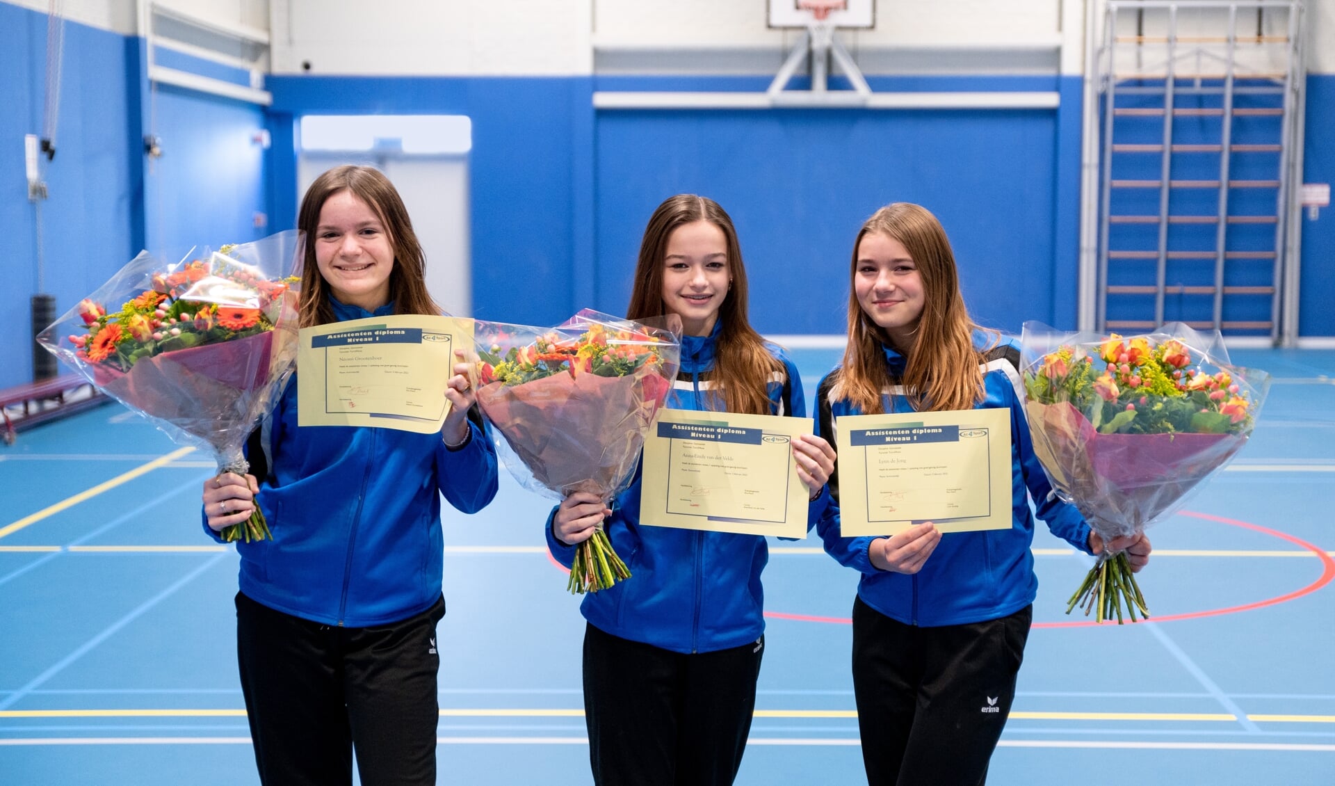 Op de foto van links naar rechts: Néomi Grootenboer, Anna-Emily van der Velde en Lynn de Jong na het behalen van hun diploma afgelopen zaterdag 5 februari.
(Foto: Turn2Move) 