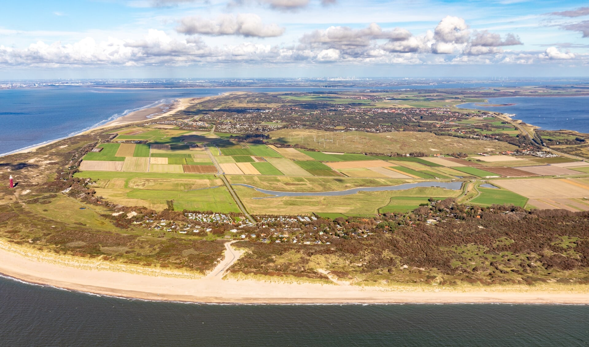 Op de Kop van Goeree ligt een behoorlijk forse opgave om 'natuur toe te voegen', mogelijk gaat dit ten koste van landbouwgrond (Foto: Topview Nederland).