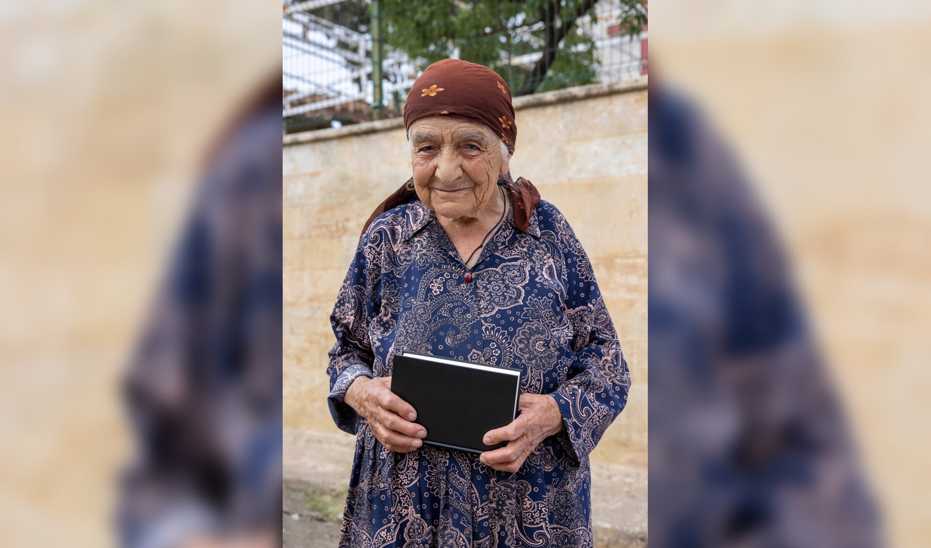Foto: Deze dame in Irak ontvangt een Bijbel