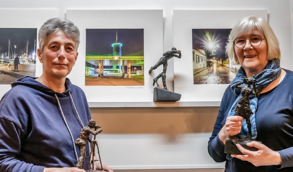 Op de foto: Prijswinnaars Catelijne Hoogenboom en Wilma Schrier. Op de achtergrond de winnende serie van Jaap Peeman.