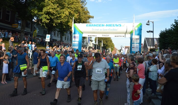 De start van de Omloop in 2019 (Foto: Archief Eilanden-Nieuws).