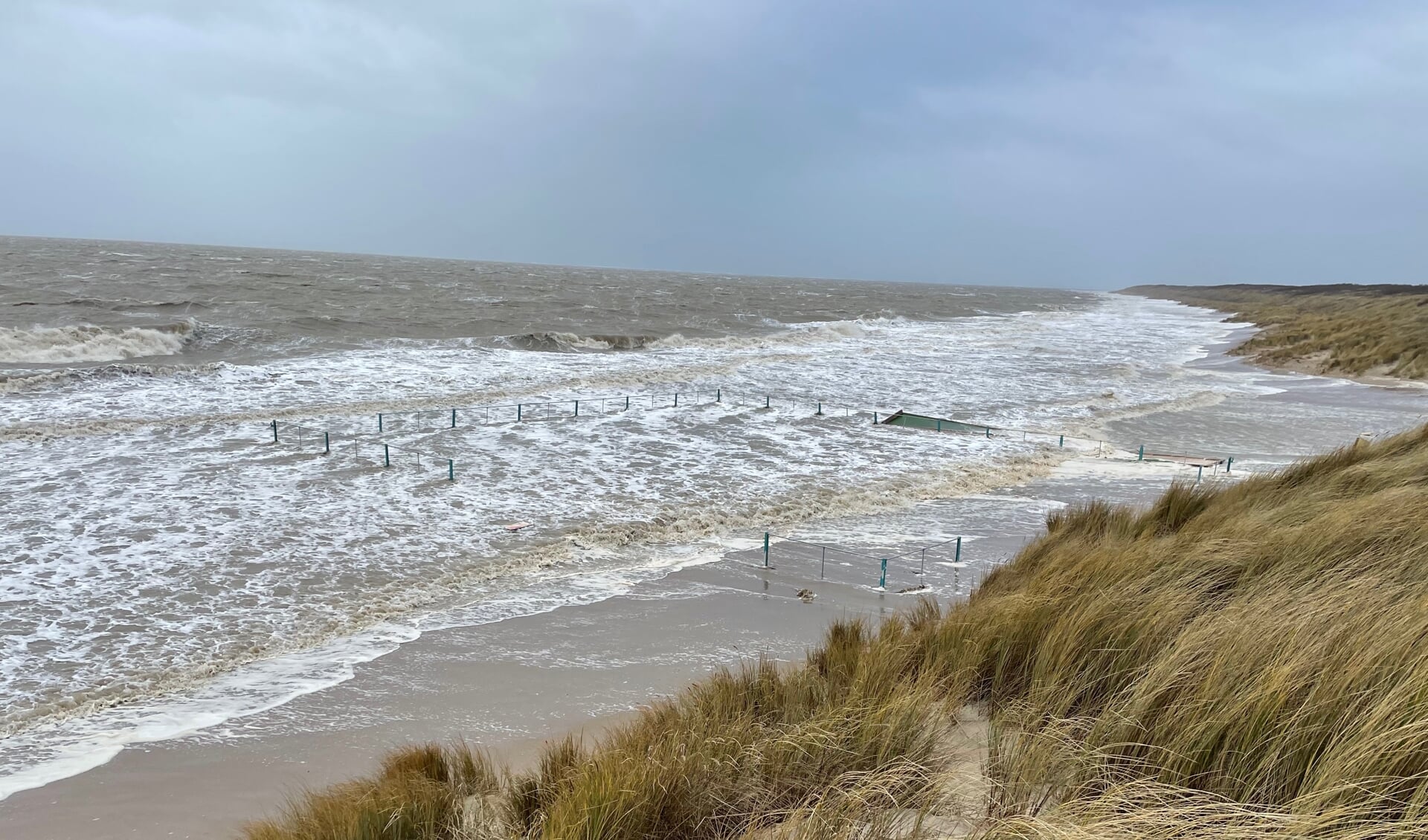 De storm Corrie beukt tegen de Ouddorpse duinen (Foto: Henk Steehouwer).