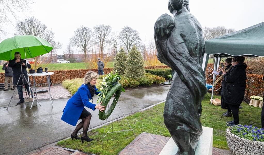 Burgemeester Grootenboer legt een krans in Oude-Tonge (Foto: Wim van Vossen).