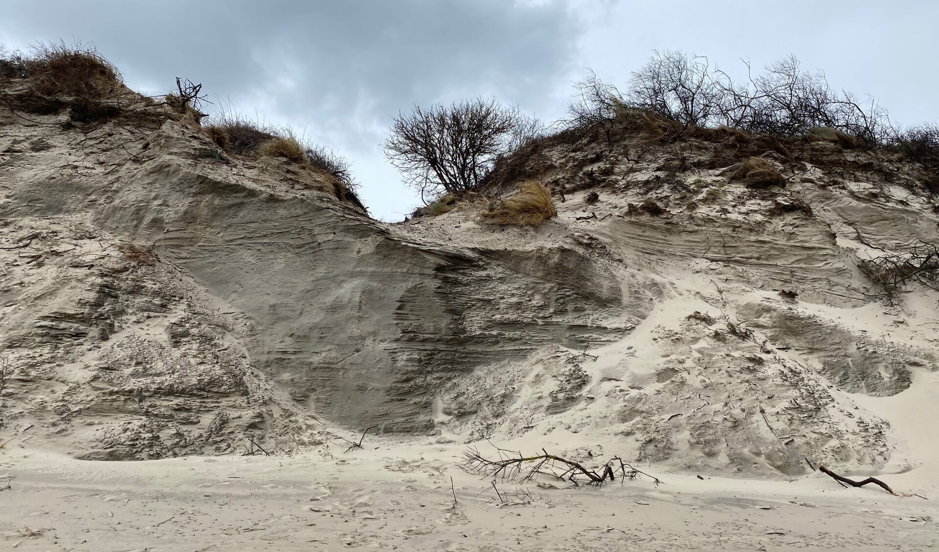 De duinen op de Brouwersdam na het natuurgeweld van storm Eunice.
(Foto: Petra de Vries)