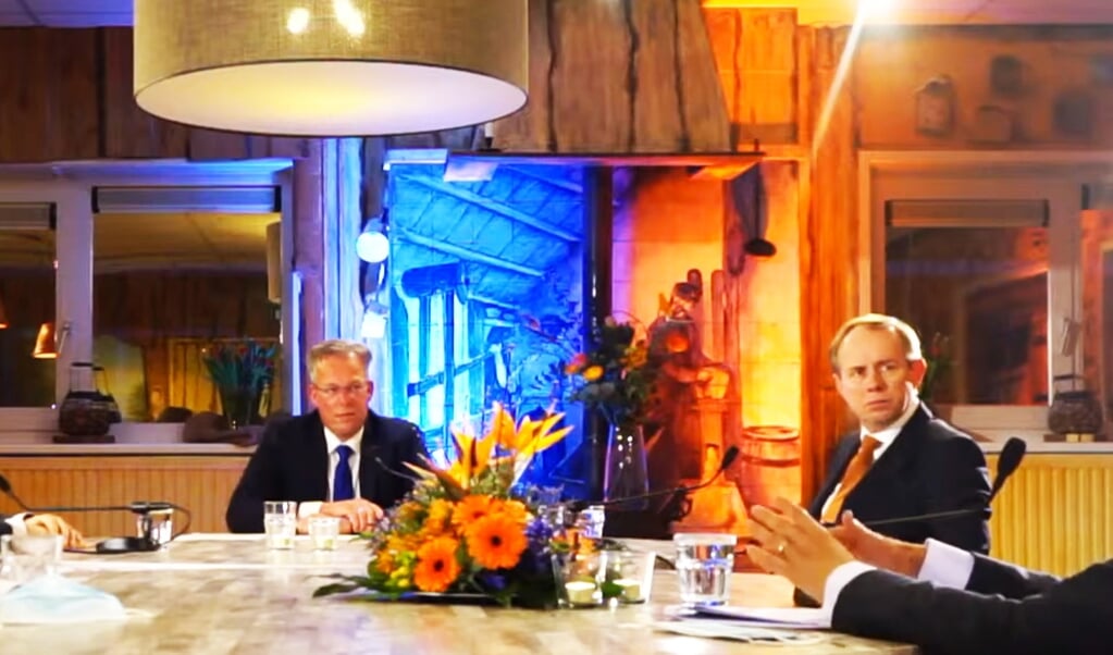 Een foto die is gemaakt tijdens een eerdere live-uitzending. Op de foto: presentator John de Geus en Tweede Kamerlid Kees van der Staaij.
