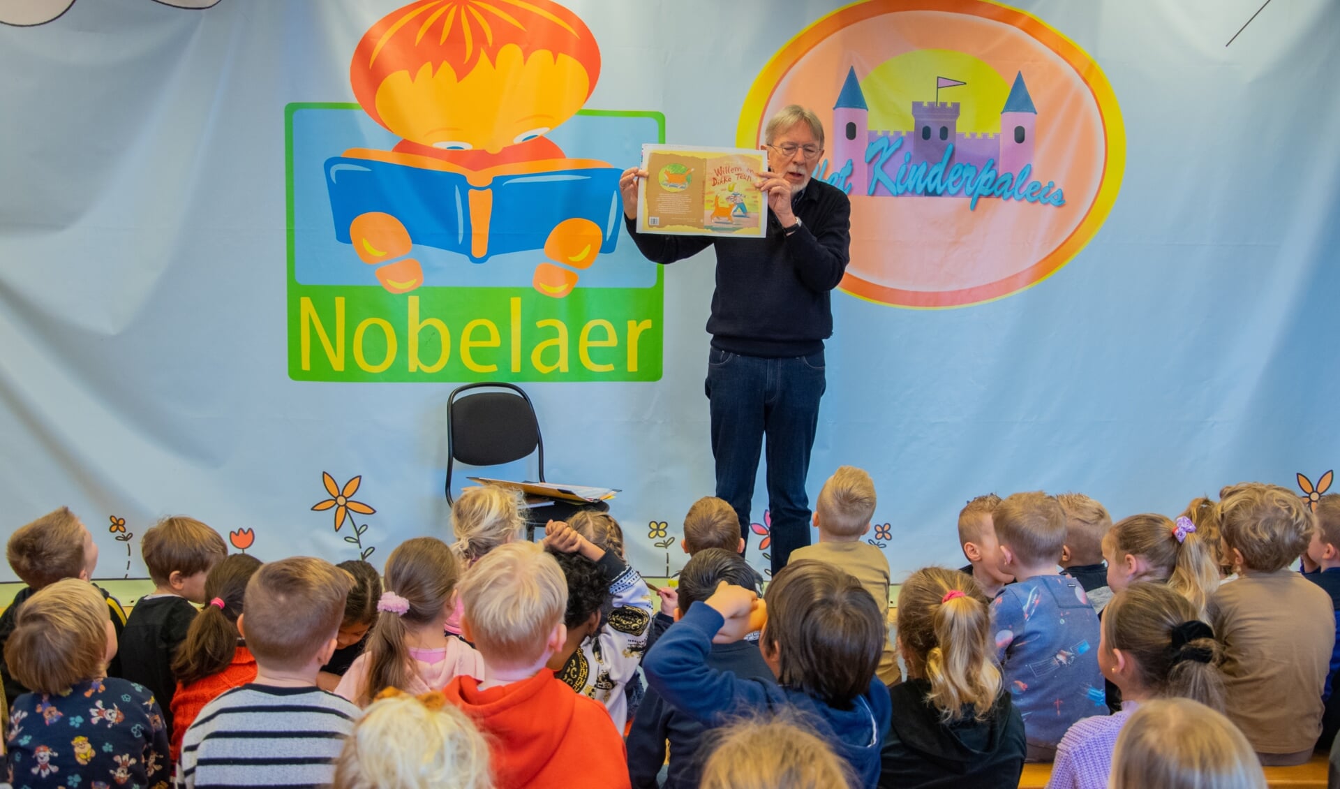 Jacques Vriens heeft de aandacht tijdens zijn bezoek aan de Nobelaer (Foto: Sam Fish).
