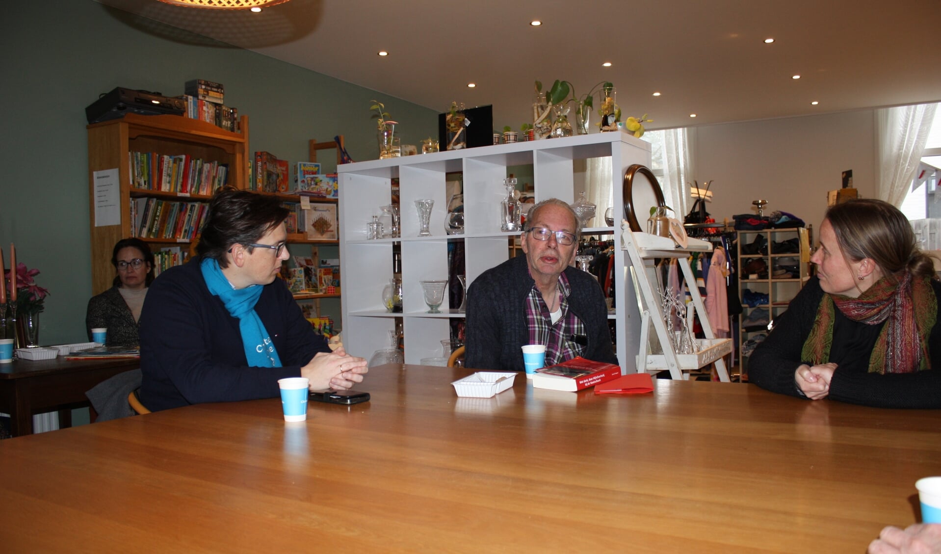 Pieter Grinwis (links) in gesprek met Gerard Sangers en Mariëlle van den Berg.