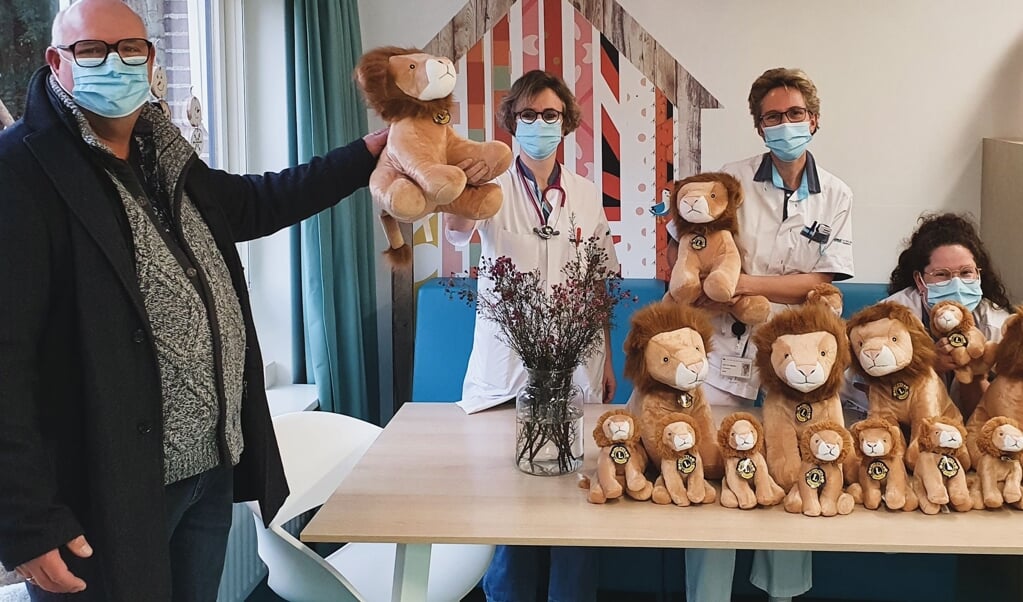 Foto: President Bert de Boer van Lions Club Goeree-Overflakkee overhandigt de knuffels aan de kinderafdeling.