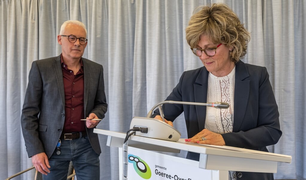 Burgemeester Grootenboer tekent het proces-verbaal van de definitieve verkiezingsuitslag (Foto: Wim van Vossen).