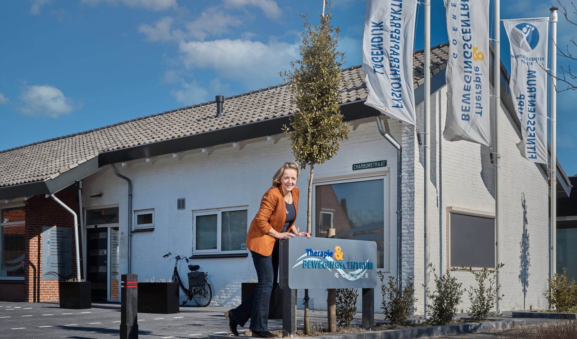 Ria Lagendijk voor het opgeknapte Therapie- en Bewegingscentrum in Goedereede (Foto: Arjo de Graaff).