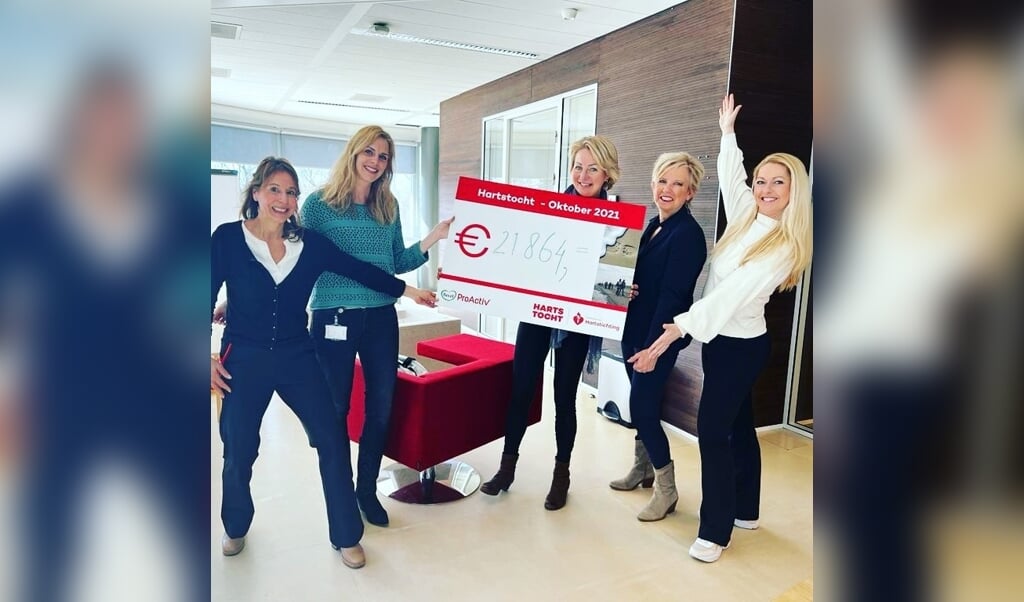 De cheque uitreiking bij de Hartstichting. Van links naar rechts: Ellen Verhofstad, Carina van Westenbrugge, Arina van Damme, Hannie van Doorn en Carola Schenk.