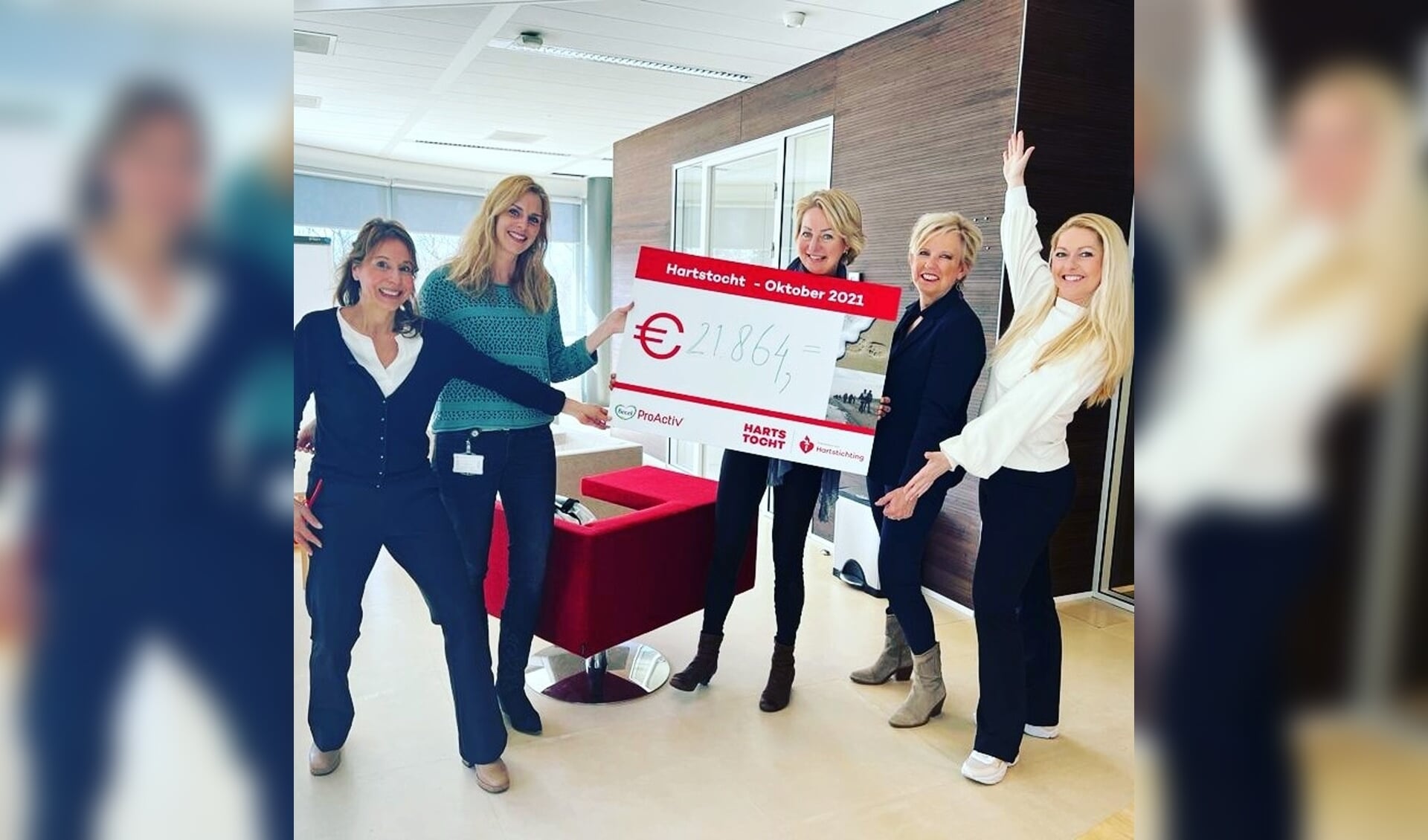 De cheque uitreiking bij de Hartstichting. Van links naar rechts: Ellen Verhofstad, Carina van Westenbrugge, Arina van Damme, Hannie van Doorn en Carola Schenk.