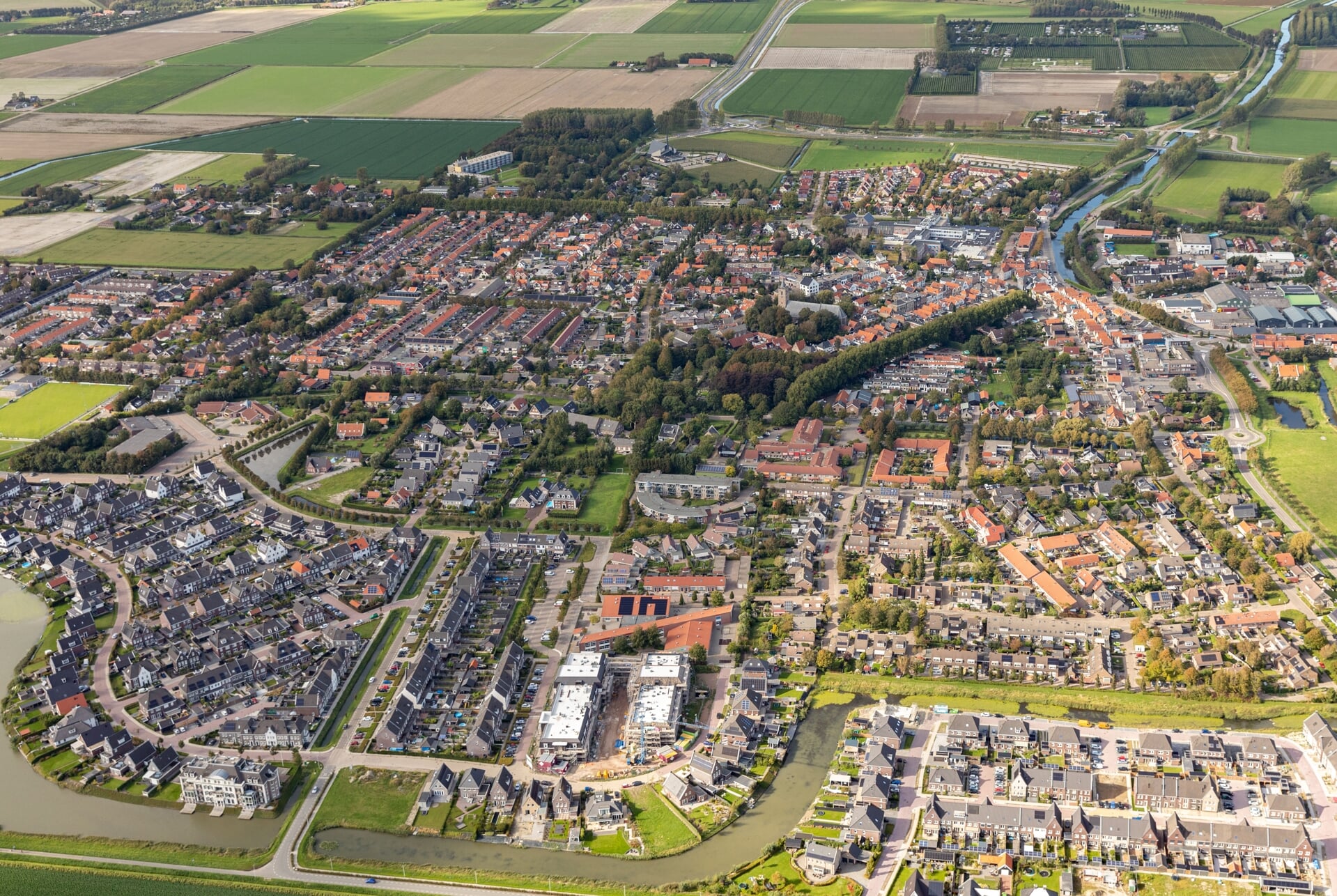 In Dirksland kwamen er in 2022 190 inwoners bij en is daarmee de grootste stijger op het eiland (Archieffoto: Topview Luchtfotografie).