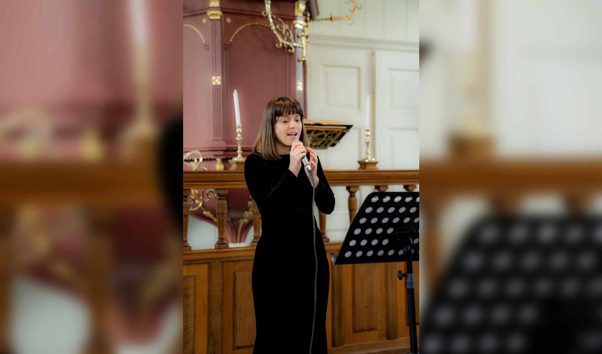 Luíza Spírídon zingt in de dorpskerk in Dirksland.