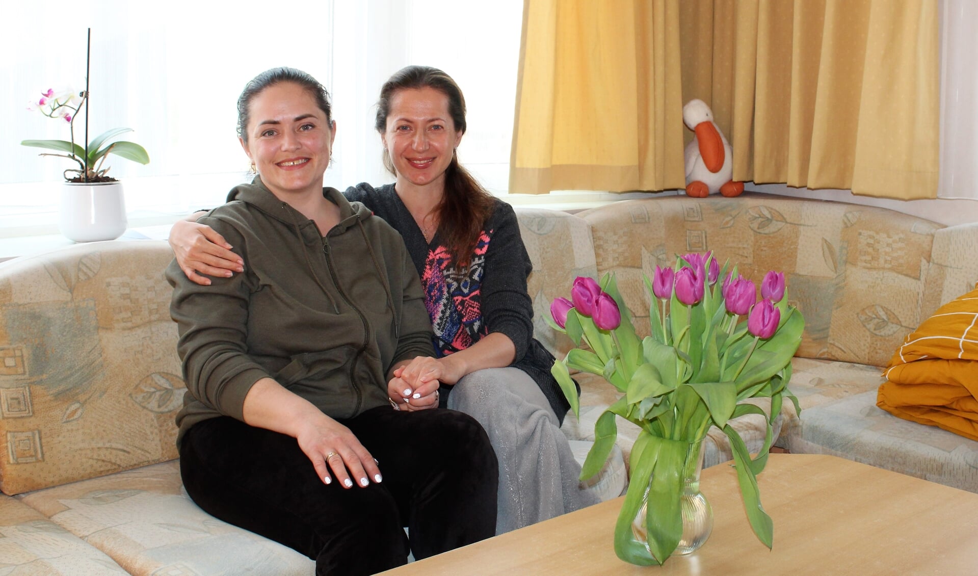 Natalie en Olga zijn gevlucht uit Oekraïne en wonen met hun kinderen nu tijdelijk in Oude-Tonge (Foto: Mirjam Terhoeve).