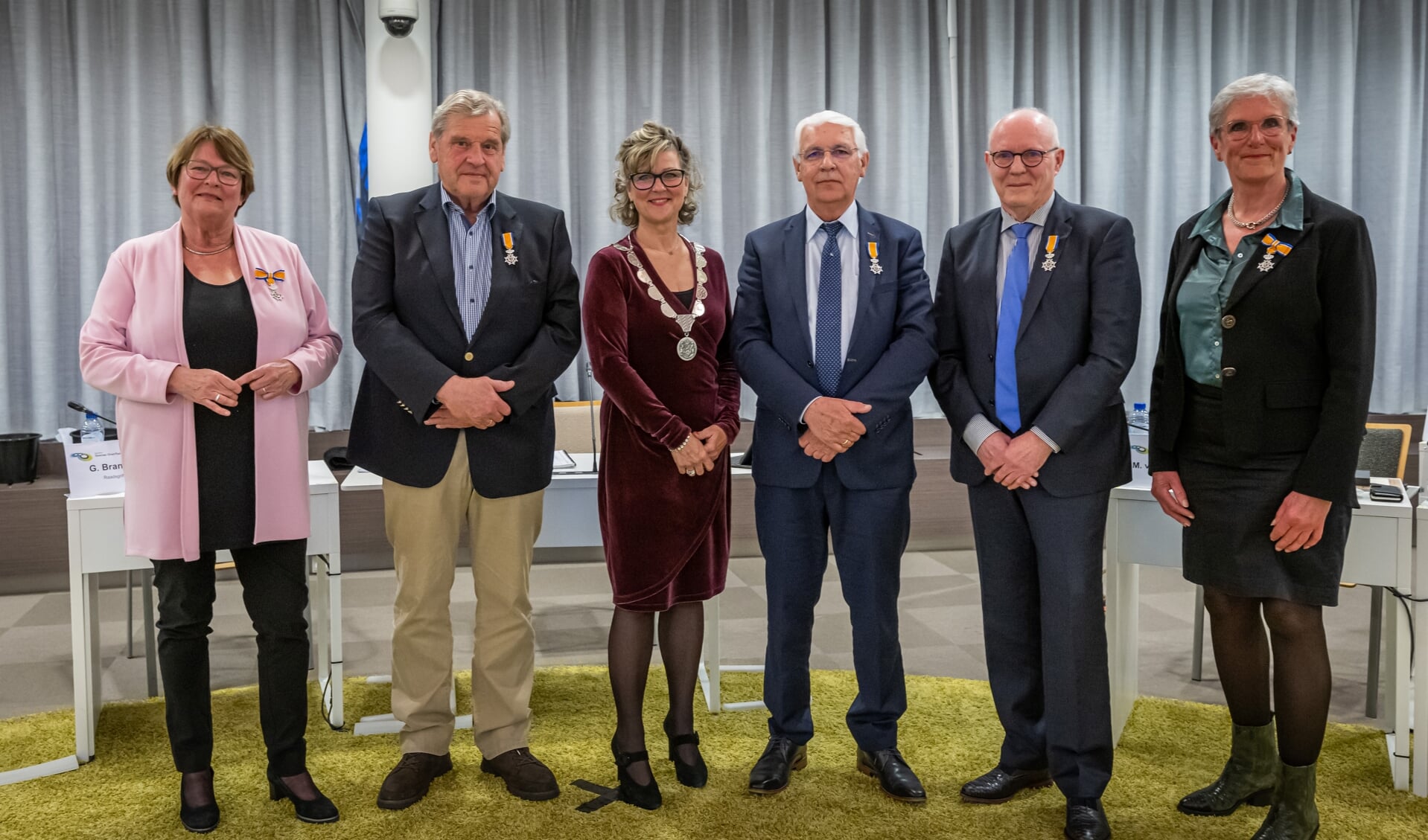 V.l.n.r. Addy Rijerkerk-Andriesen, Henk van der Meer, burgemeester Grootenboer, Rien van der Boom, Conny Pipping en Rita van den Nieuwendijk-Groenendijk (Foto: Wim van Vossen).