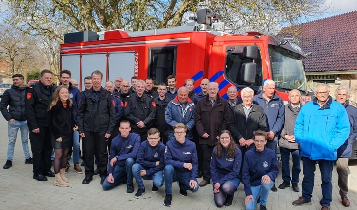 Het vrijwillige brandweerkorps Ouddorp, met jeugdteam en oudgedienden.
