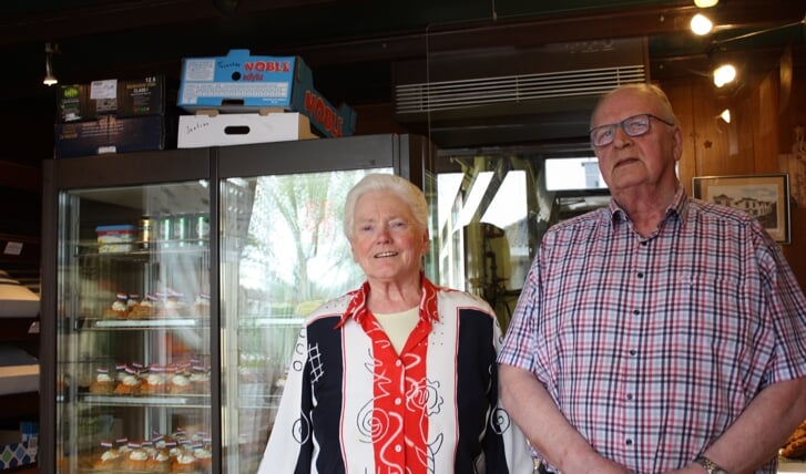Jan en Lenie van der Ham in hun bakkerij aan de Peuterdijk. Het pand is inmiddels verkocht (Foto: Kees van Rixoort).