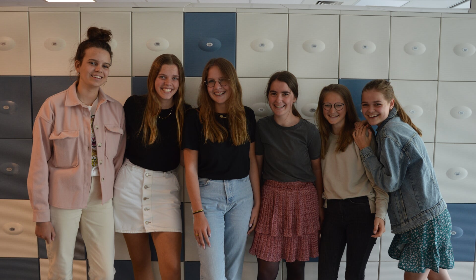 Deze groep meiden wilde maandag wel even op de foto na een examen (Foto: Erwin Guijt).
