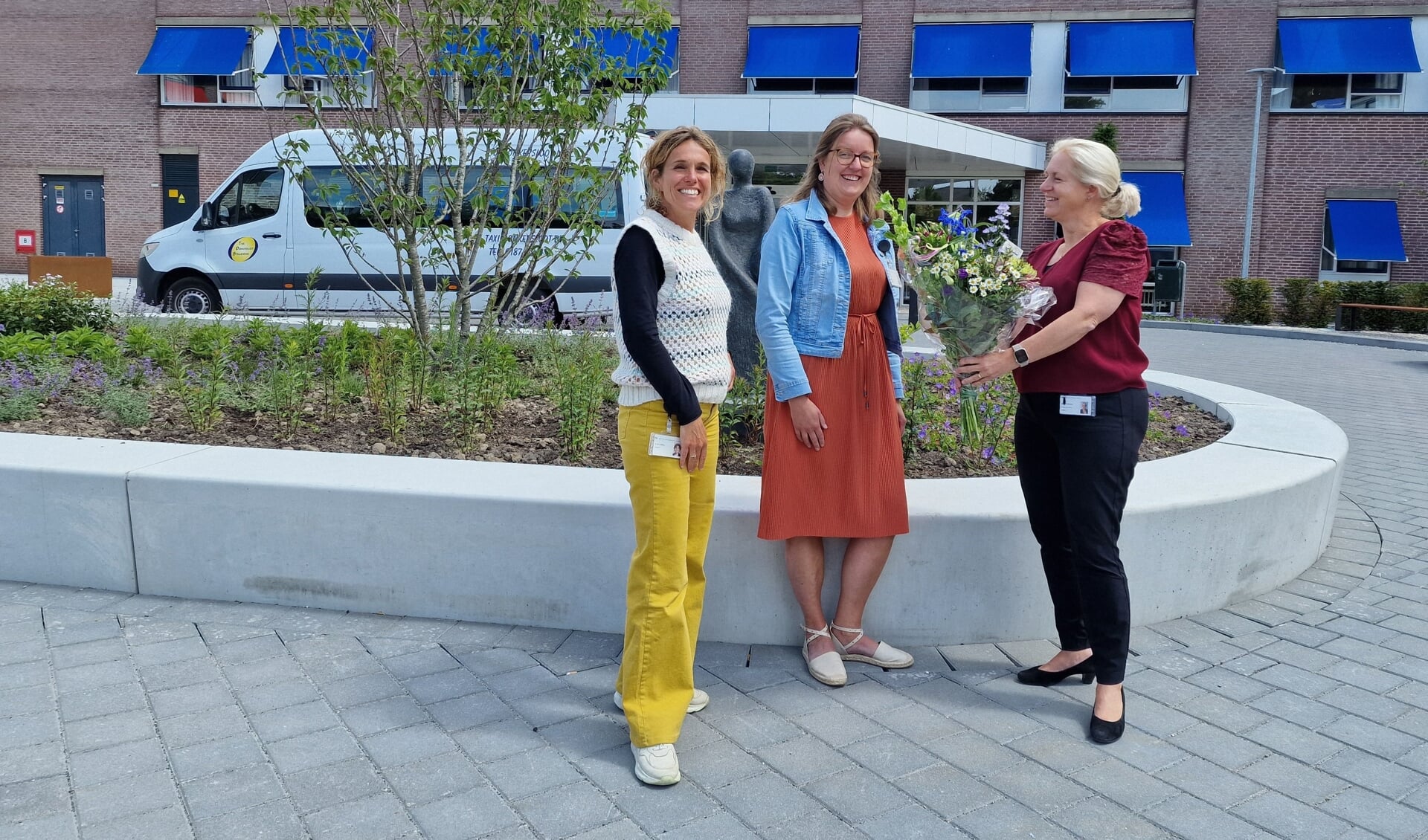 Janneke Roos (midden) wordt gefeliciteerd door medisch lid Raad van bestuur CuraMare Mariska Shekary (rechts) en voorzitter Vereniging medische staf Marjan van Ledden (links).