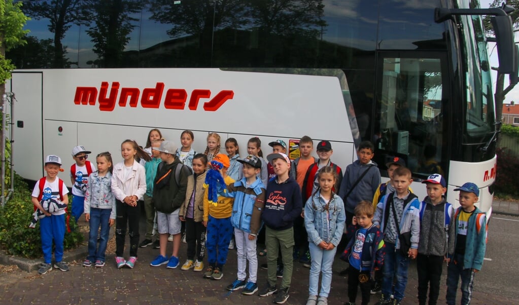 Een groepsfoto voor de bus. (Foto: Bert Kraaijenbrink)