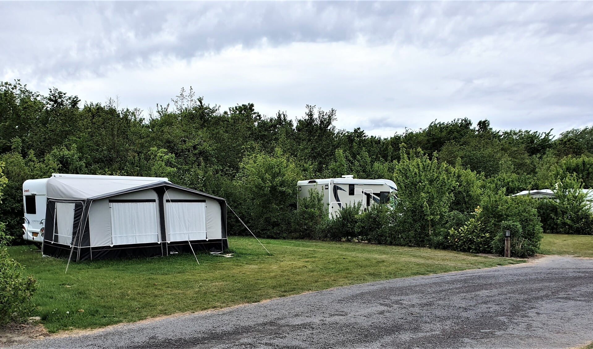 Kanperen op Camping Brouwersdam aan de Oudelandseweg in Ouddorp (Foto: Jaap Ruizeveld).