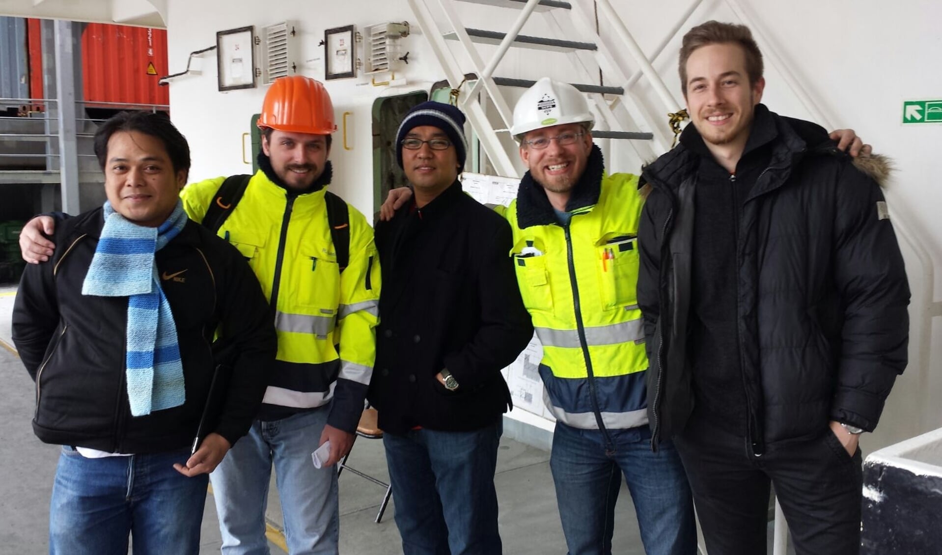 Medewerkers van SCFS in hun gele jassen op bezoek bij de zeelieden. Rechts: Felix Henrichs, links: zijn collega René Reifel.