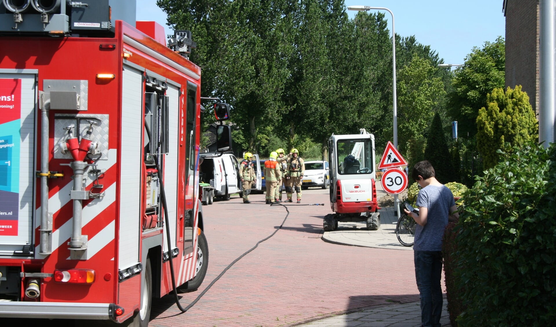 De brandweer moet regelmatig uitrukken voor een gaslekkage na graafwerkzaamheden voor glasvezel, zoals onlangs in de Groene Zoom in Sommelsdijk (Archieffoto: AS Media).
