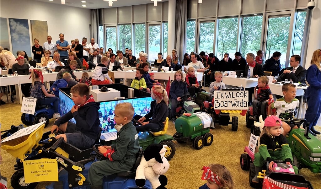 De kinderen reden op speelgoedtrekkers een paar rondjes door de raadszaal (Foto: Jaap Ruizeveld)