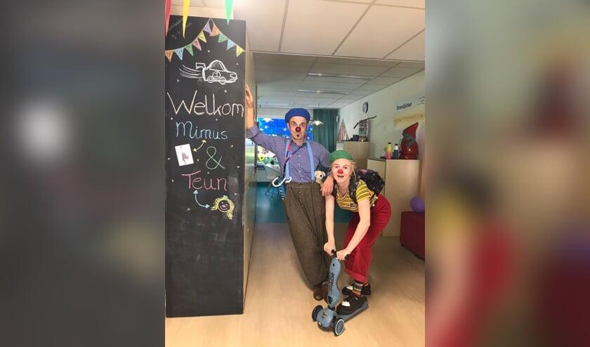 <p>CliniClowns Mimus (links) en Teun (Rechts) op de Kinderafdeling van Het Van Weel-Bethesda Ziekenhuis (Foto: pr).</p>