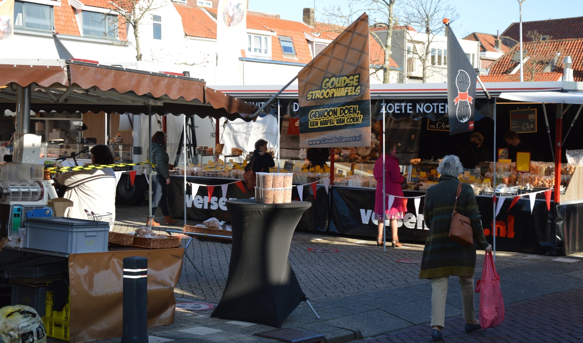 Archieffoto van de weekmarkt in de Nieuwstraat te Middelharnis.