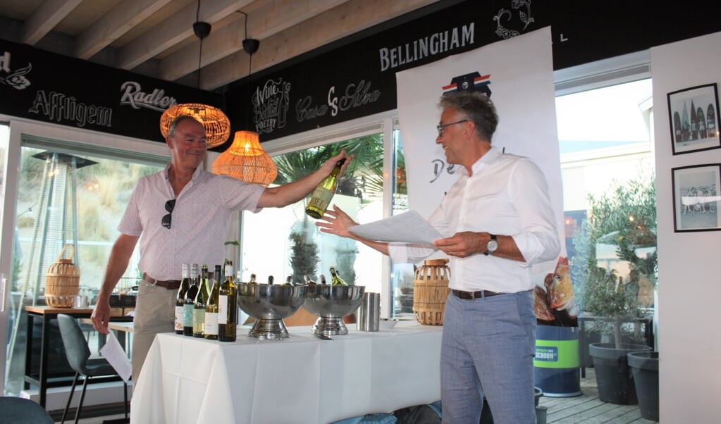 Wethouder Henk van Putten en Gert-Jan van Veen met de winnende wijn (Foto: Kees van Rixoort).