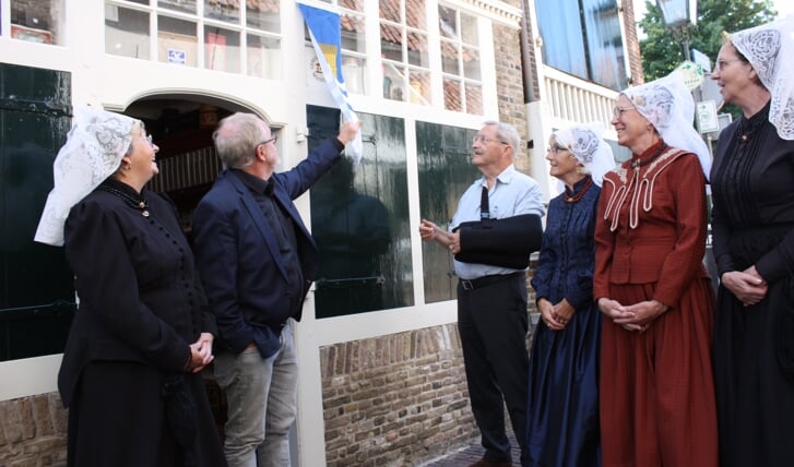 Wethouder Eijkenduijn onthult het bordje ‘Geregistreerd Museum’.