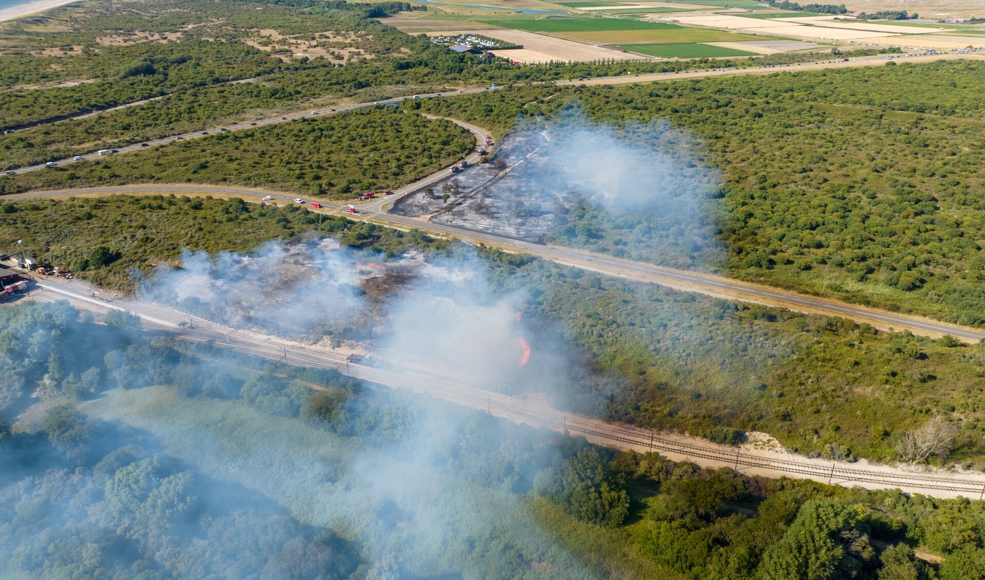 De brand, gezien vanuit de lucht (Foto: bjornmierop.nl).