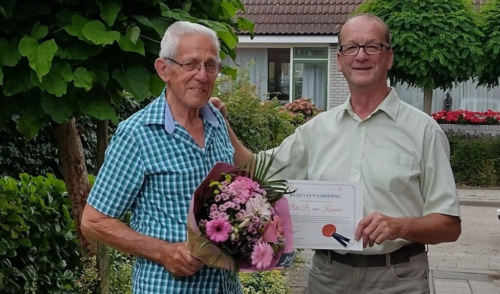 Op de foto links: Bart van Kampen en rechts: penningmeester Rob Troost.