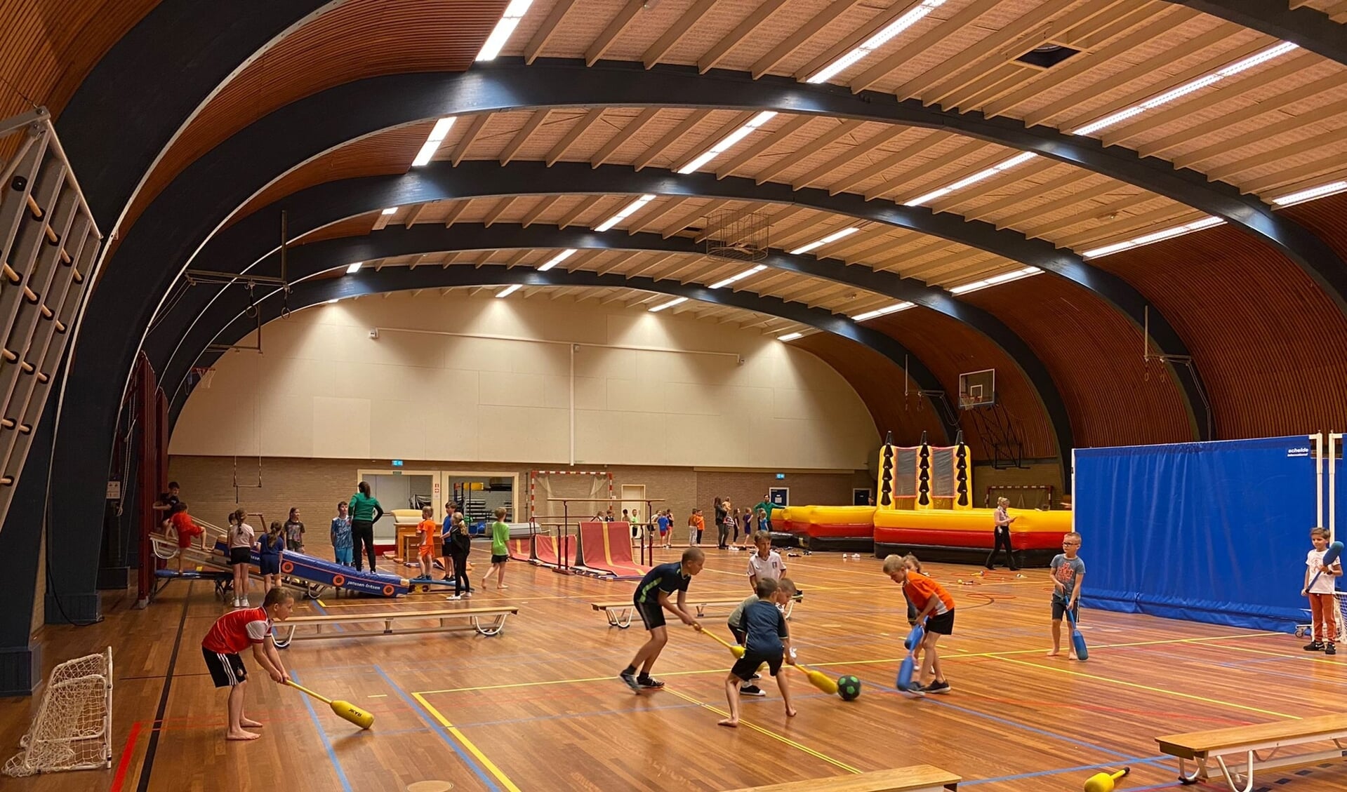 Kinderen sporten in de Grutterswei. (Foto: archief Eilanden-Nieuws)