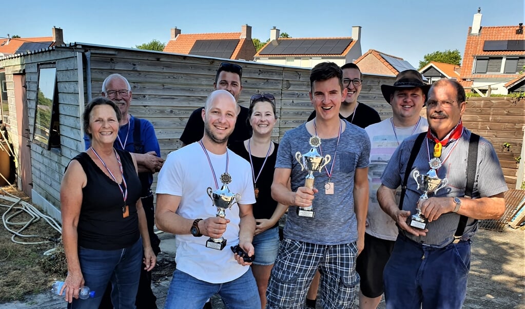 Bekers voor de top 3 en een medaille voor de overige deelnemers (Foto: Jaap Ruizeveld). 