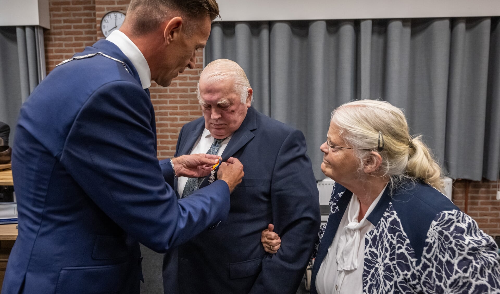Dhr. M. Grinwis ontvangt uit handen van Locoburgemeester Daan Markwat een Koninklijke onderscheiding.