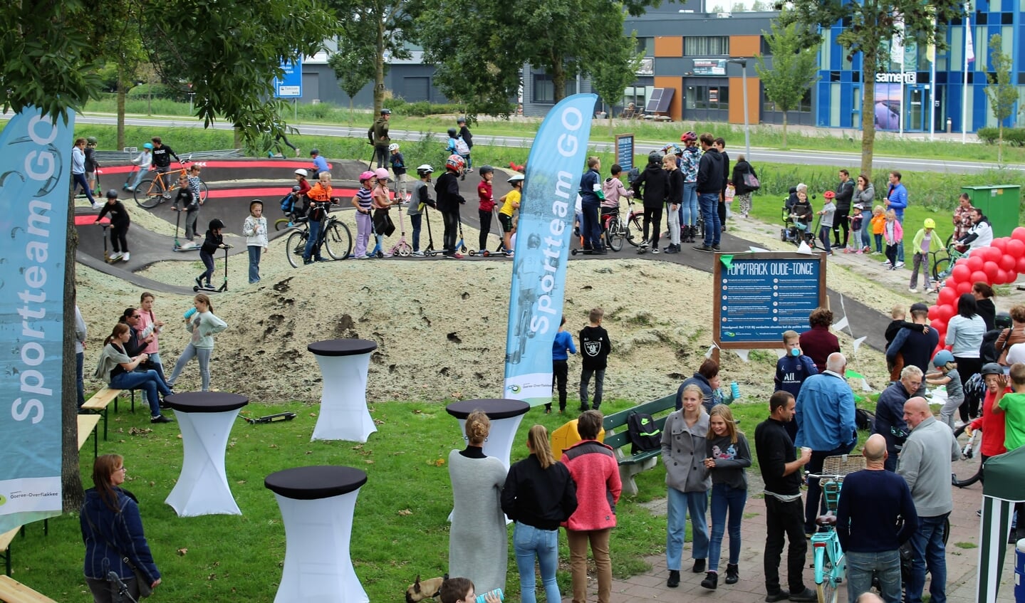 Het was een drukte van belang bij de opening van de pumptrack in Oude-Tonge (Foto: Mirjam Terhoeve).