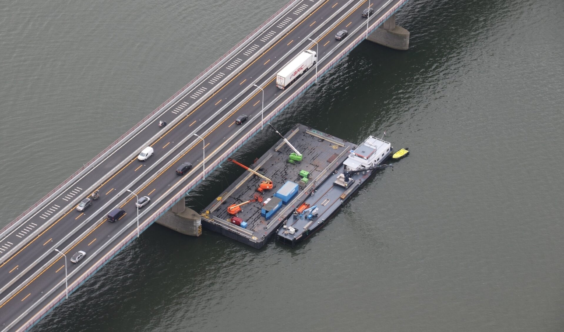 De reparaties werden uitgevoerd vanaf een ponton (Foto: Rijkswaterstaat).