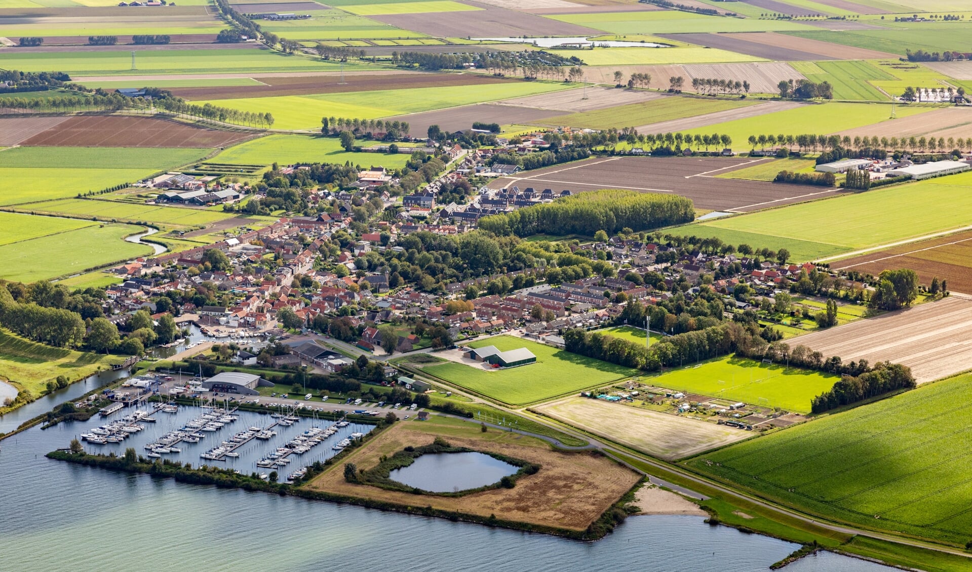 De werkzaamheden aan de Haringvlietbrug hebben mogelijk grote invloed op de jachthaven van Stad aan 't Haringvliet (Foto: Topview Luchtfotografie).
