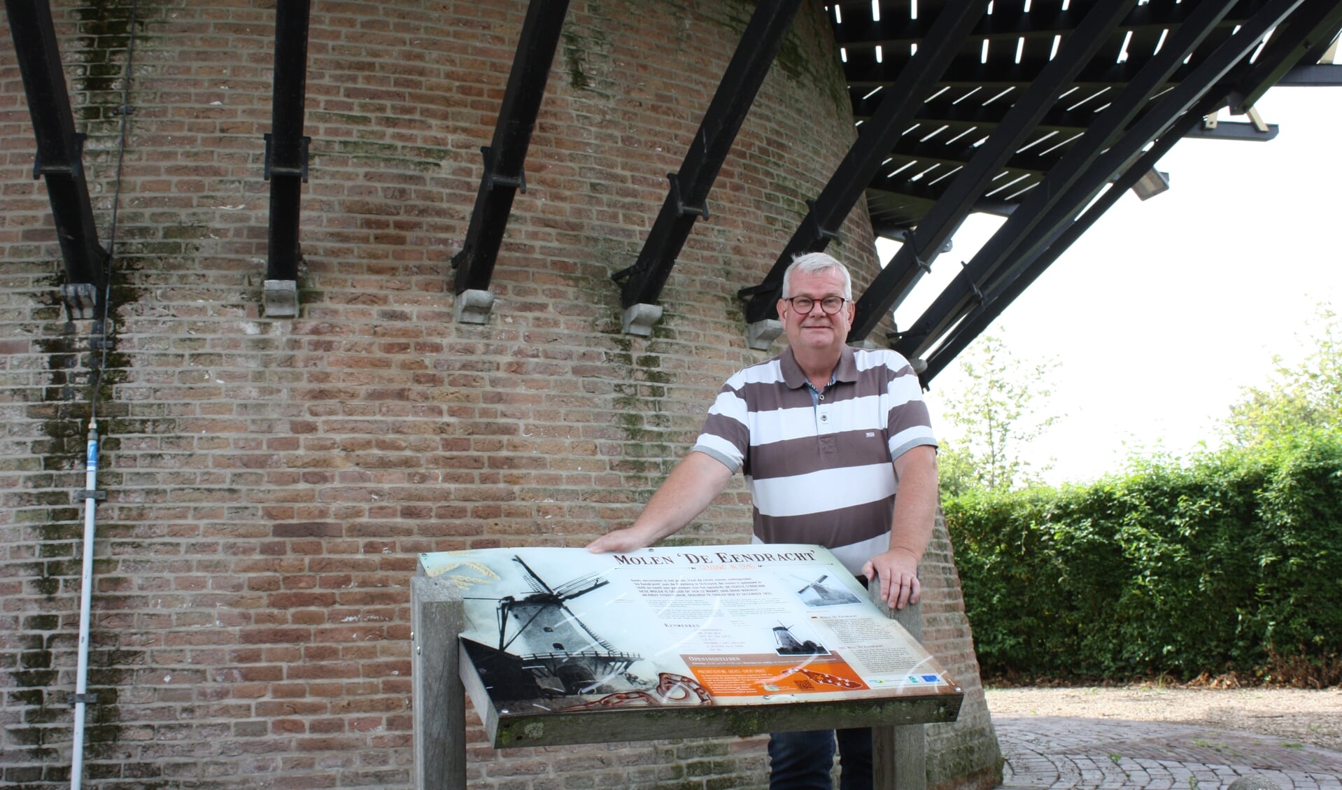 Peter Feller bij de Dirkslandse molen De Eendracht.