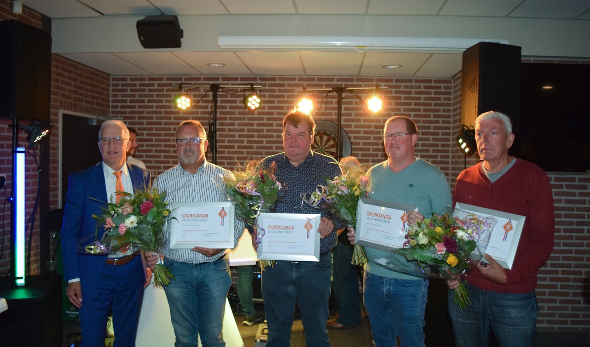 Vertegenwoordiger Ed Goverde (links) reikte namens de KNVB vier onderscheidingen uit aan Jaap de Bakker, Erik de Jong, Albert Boshoven en Rini Aleman. 