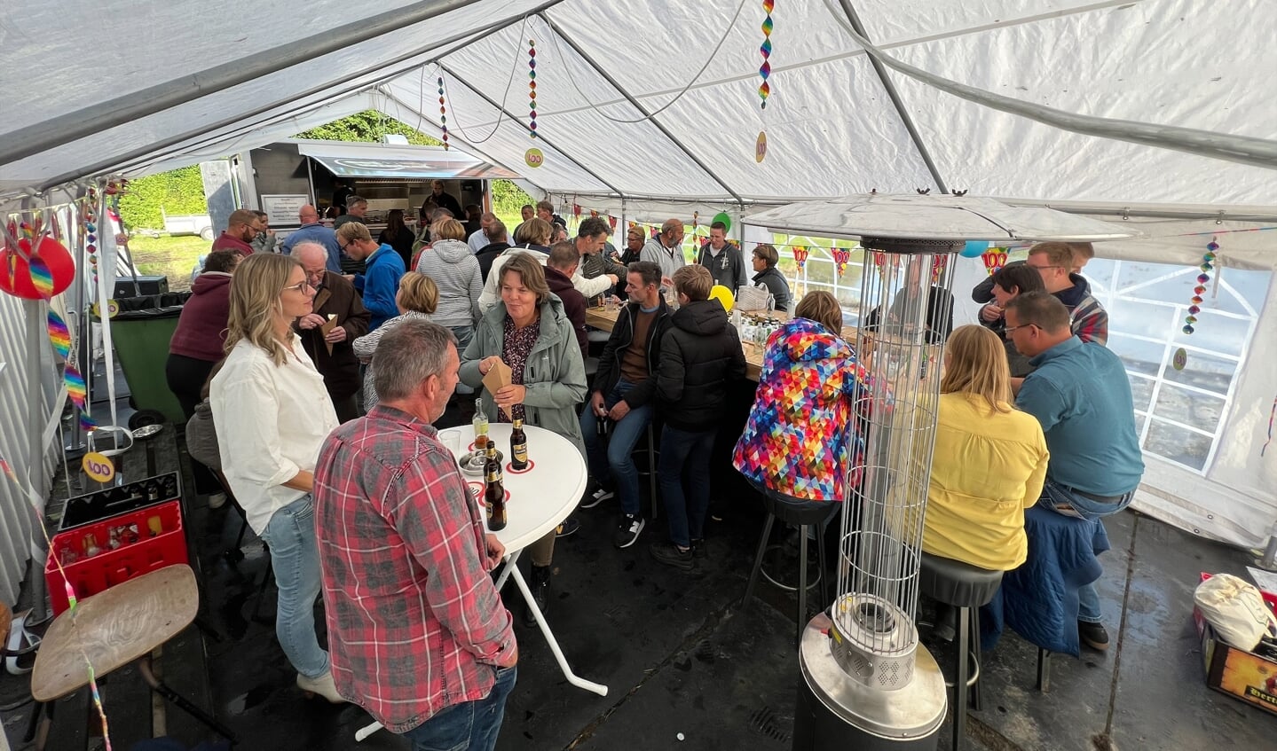 Gezelligheid tijdens het eeuwfeest van de ijsclub (Foto: Kees van Rixoort).