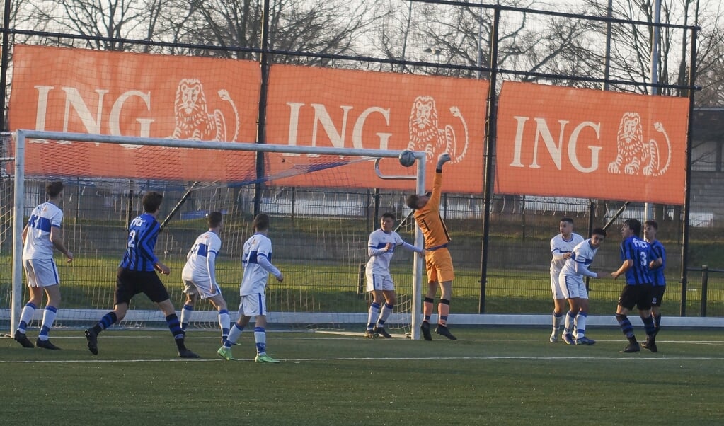 Keeper Bram Stolk pareert een inzet van Julian Nieuwland in de slotfase. (Foto: Peter Prins)